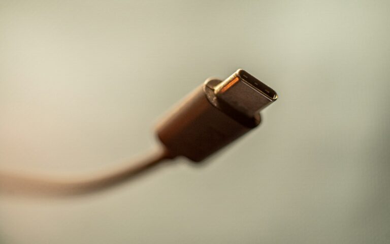 Weißes USB-Kabel, Symbolbild zu USB-C Pflicht Laptops