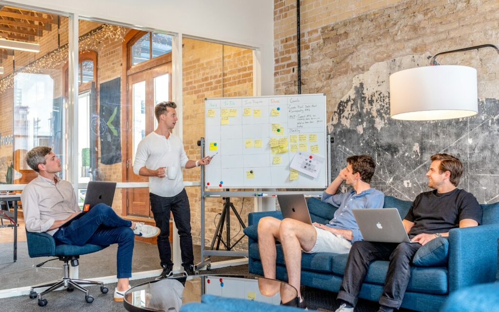 Start-up-Team präsentiert am Whiteboard seine Strategie für Venture Capital