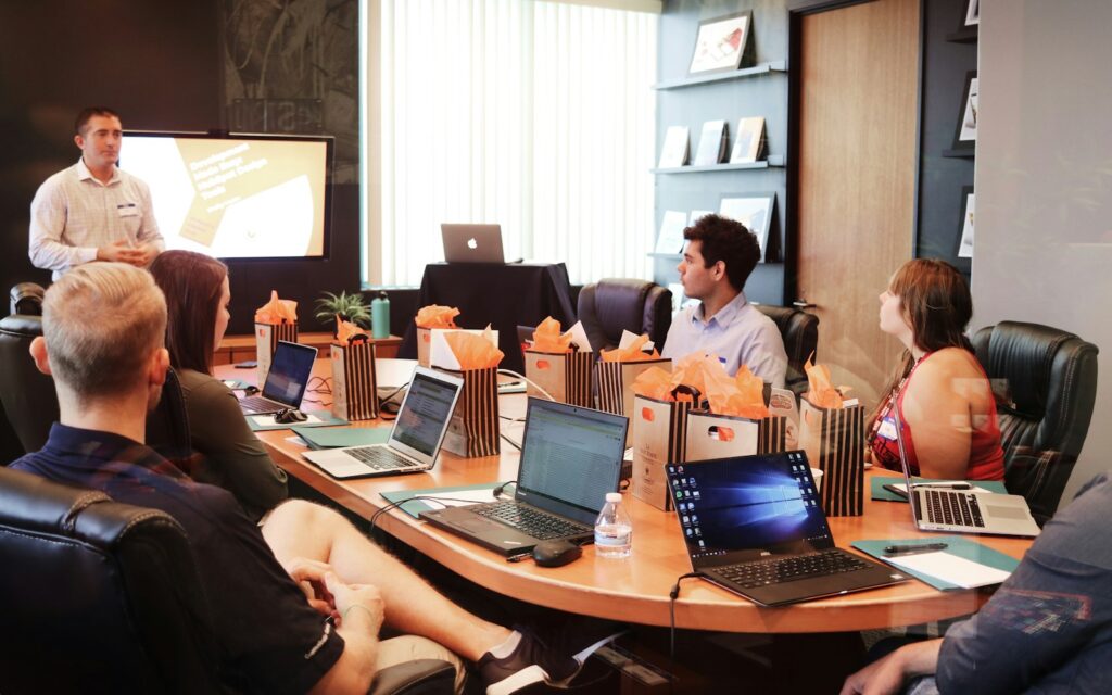 Präsentation vor einem Team am Tisch als Vorbereitung auf Gespräche über Venture Capital