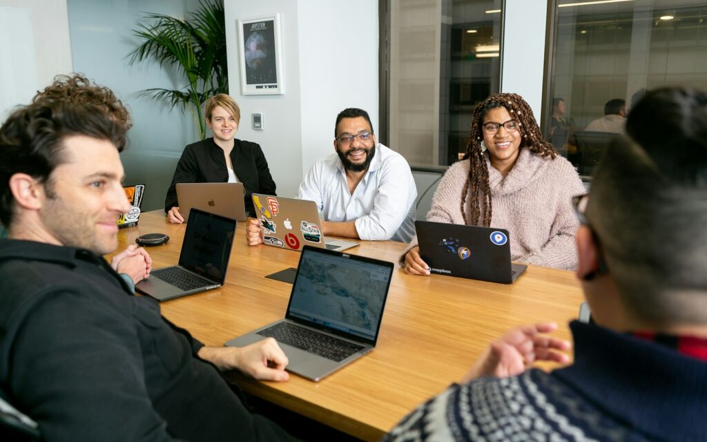 Team am Laptop hört einer Präsentation zu: Vorbereitung auf Gespräche mit Venture Capital