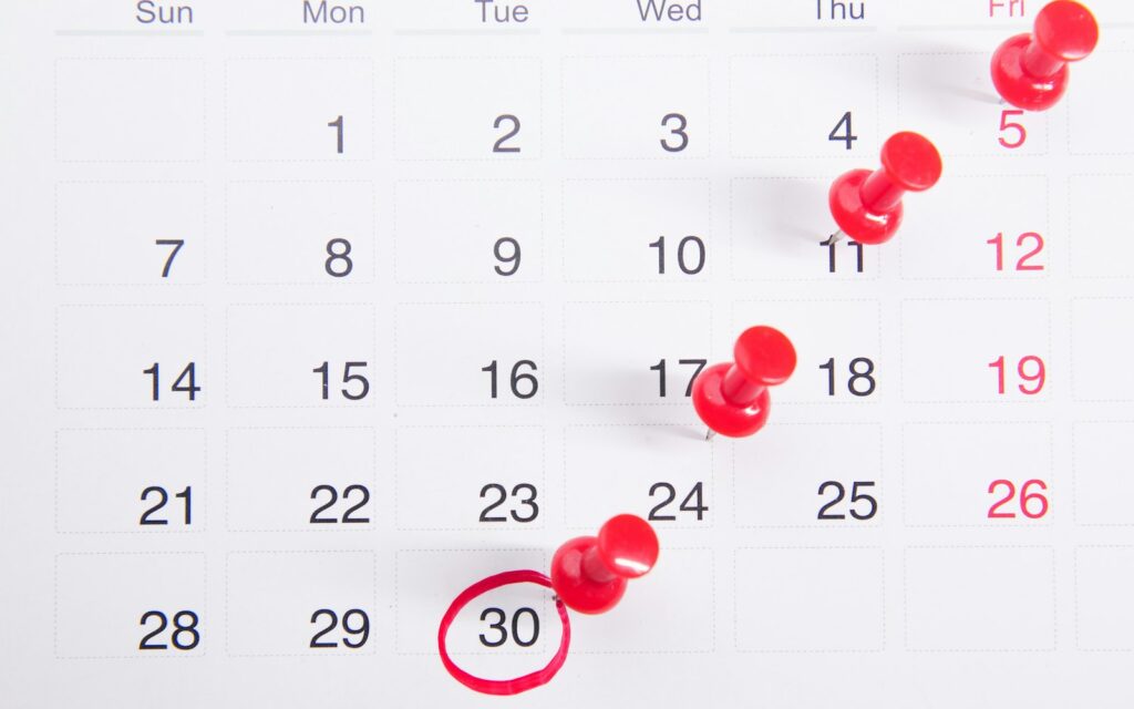 Kalender mit Pinnnadeln markiert freie Tage in der Vier-Tage-Woche