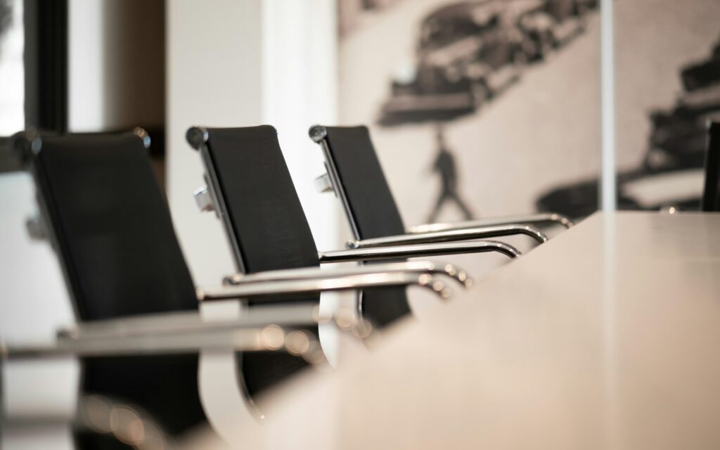 Leerer Konferenzraum mit Bürostühlen als Sinnbild für eine schlanke Meetingkultur