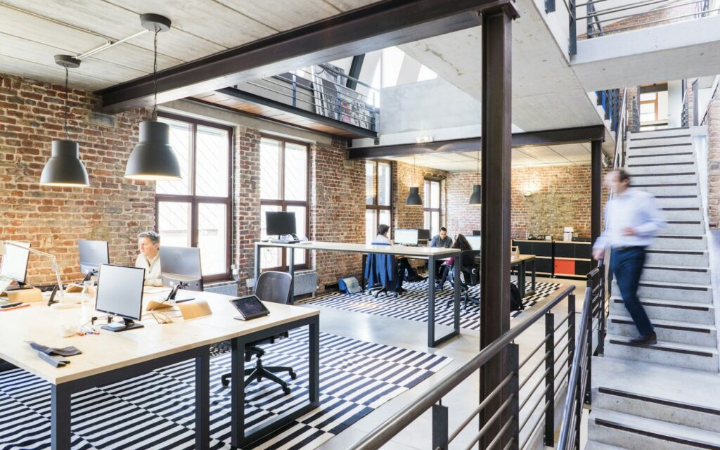 Modernes Büro mit Treppe, in dem Wi-Fi 7 für stabile Verbindungen sorgen soll
