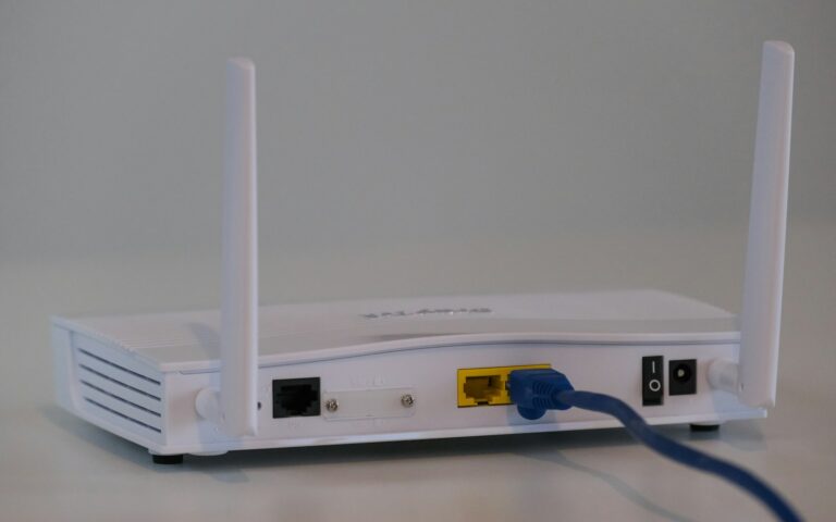 WLAN-Router auf einem Tisch als Symbol für den neuen Funkstandard Wi-Fi 7 im Büro