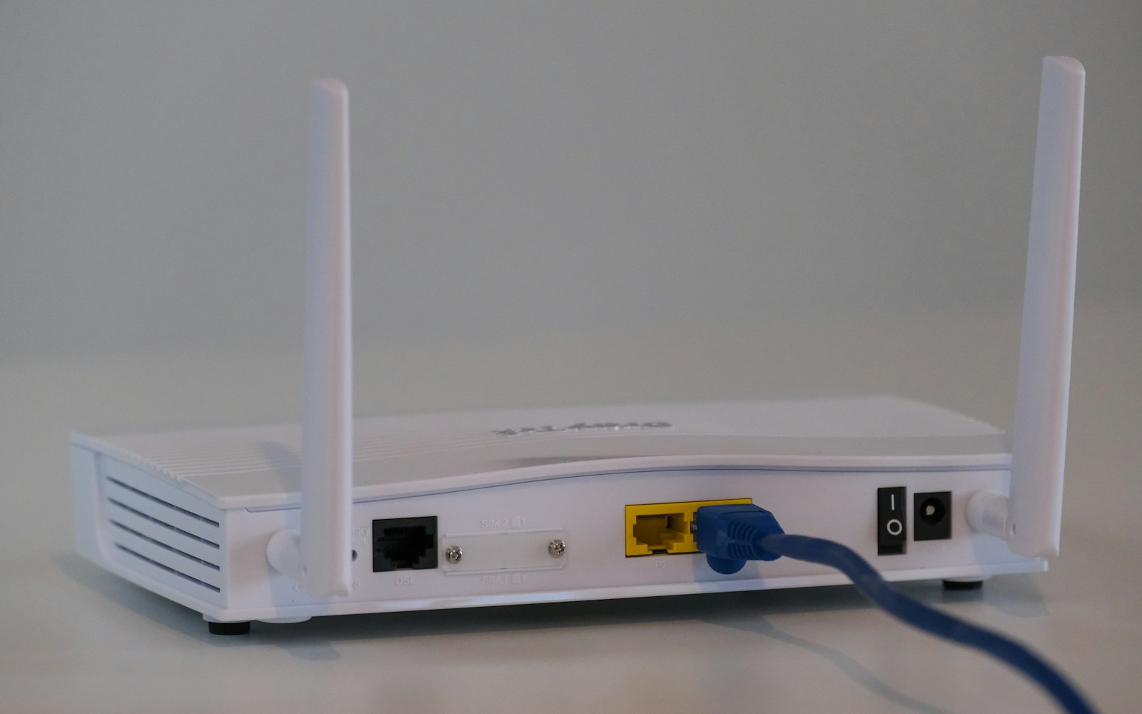 WLAN-Router auf einem Tisch als Symbol für den neuen Funkstandard Wi-Fi 7 im Büro