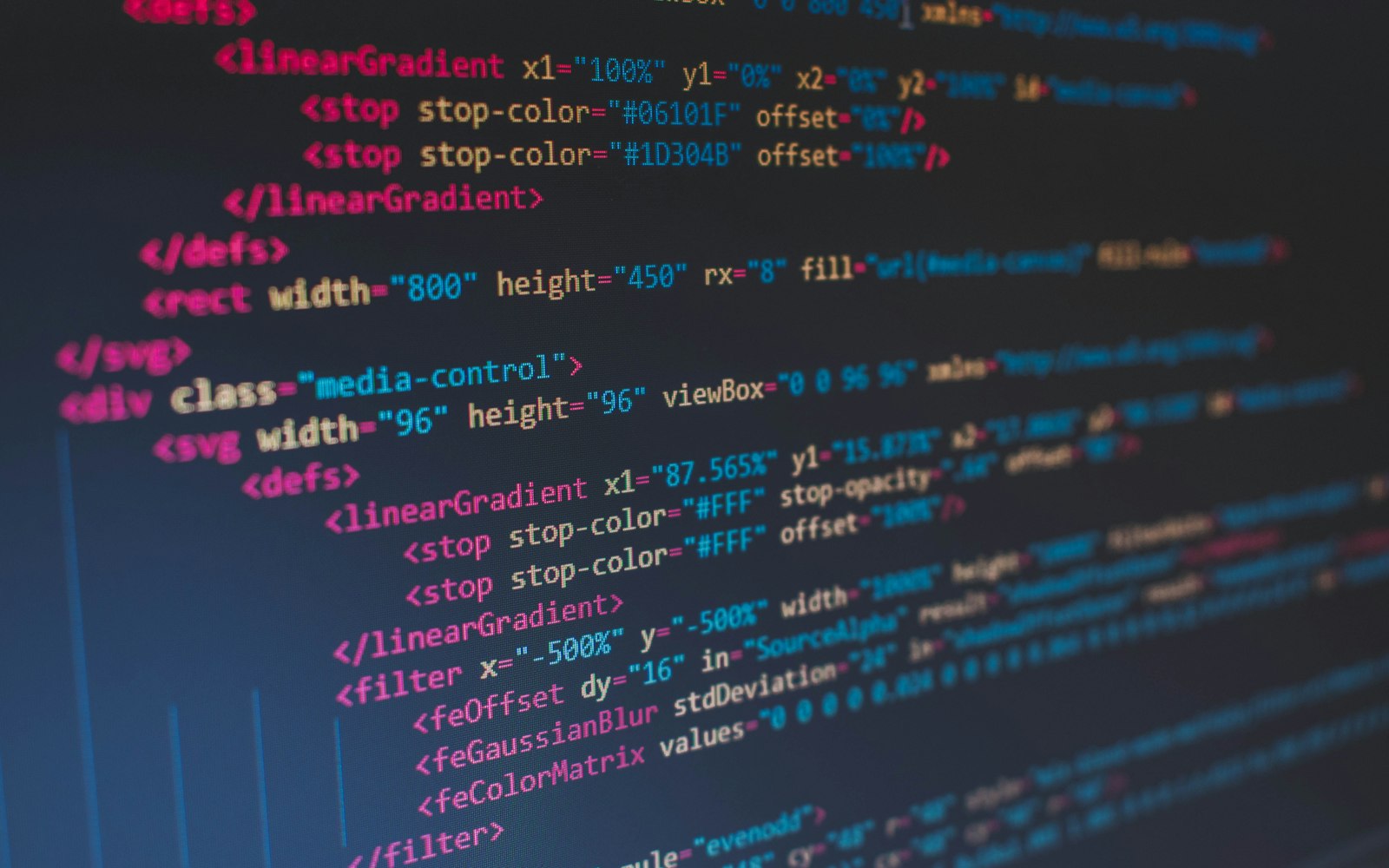 Programmcode auf einem Bildschirm, Symbolbild zu XRechnung oder ZUGFeRD