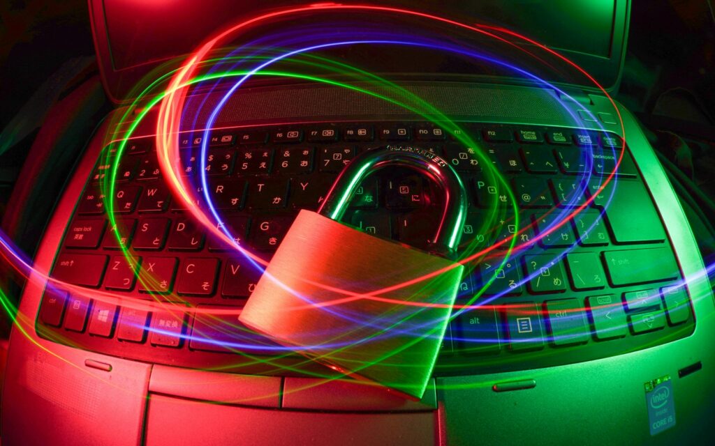 Vorhängeschloss auf einem Laptop mit Lichtspuren, Symbolbild zu Zero Trust