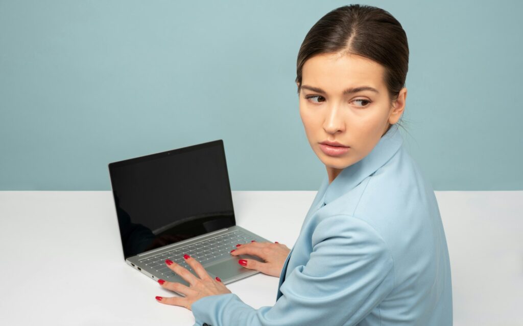 Mitarbeiterin arbeitet am Laptop im Büro, Symbolbild zu Zero Trust