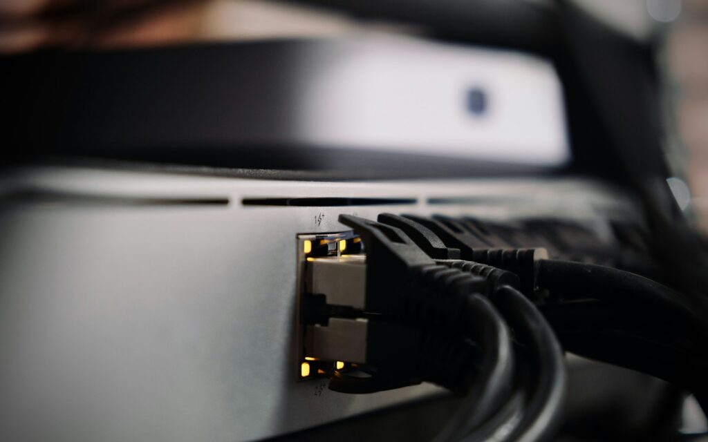 Ethernet-Kabel an der Rückseite eines Netzwerkgeräts, Symbolbild zu Zero Trust